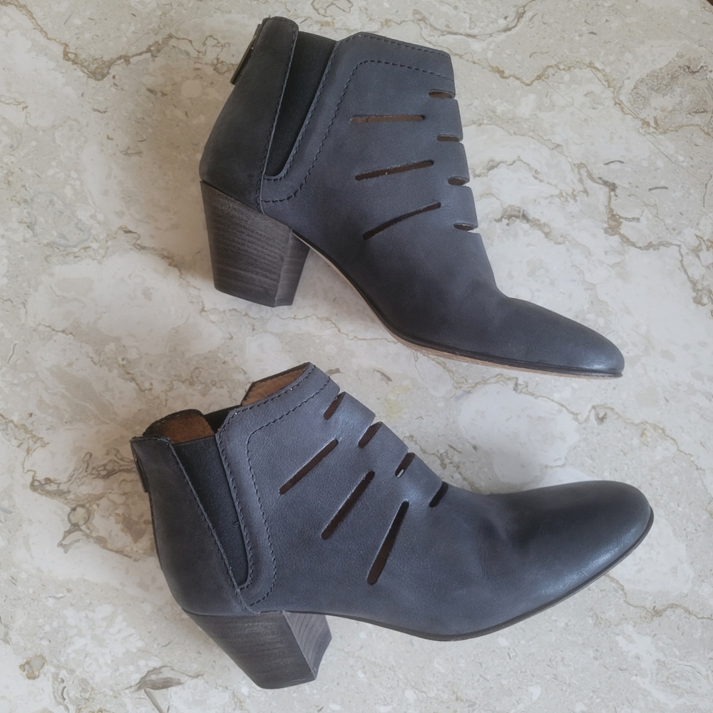 Aquatalia Black Freida Leather Cut Out Ankle Booties 7.5